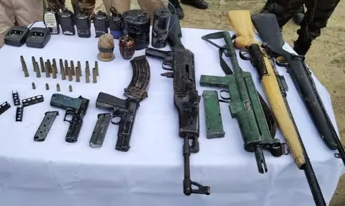 Manipur: 36 घंटे के ऑपरेशन में 9 गिरफ्तार, हथियार व हेरोइन जब्त Manipur: 36 घंटे के ऑपरेशन में 9 गिरफ्तार, हथियार व हेरोइन जब्त