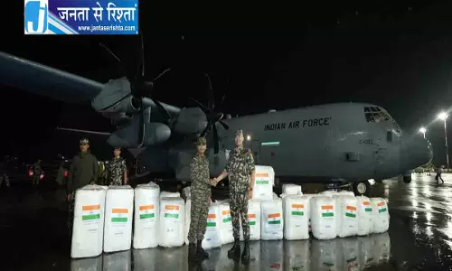 नेपाल को राहत सामग्री की चौथी खेप, भारत ने बढ़ाया मदद का हाथ नेपाल को राहत सामग्री की चौथी खेप, भारत ने बढ़ाया मदद का हाथ