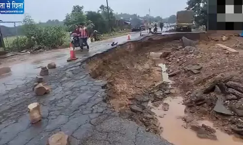 सतना में भारी बारिश से बाढ़ जैसे हालात, पुल पर बह रहा पानी सतना में भारी बारिश से बाढ़ जैसे हालात, पुल पर बह रहा पानी
