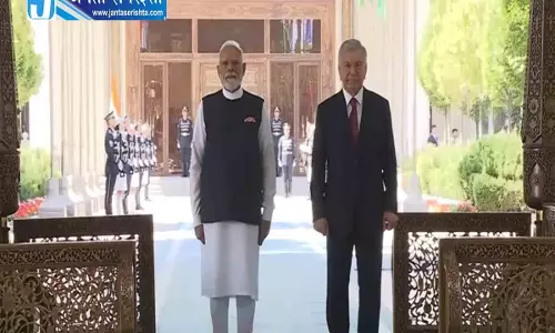 उज़्बेकिस्तान पहुंचे पीएम मोदी, हुआ भव्य और औपचारिक स्वागत उज़्बेकिस्तान पहुंचे पीएम मोदी, हुआ भव्य और औपचारिक स्वागत
