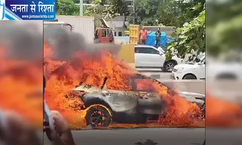 बेंगलुरु-होसुर हाईवे पर चलती कार में लगी आग, ड्राइवर ने सूझबूझ से बचाई जान