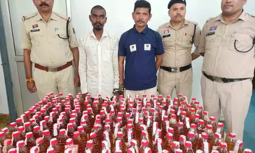 शराब तस्करों पर पुलिस की बड़ी चोट, 220 पाव अवैध शराब और बिना नंबर की स्कूटी के साथ दो गिरफ्तार शराब तस्करों पर पुलिस की बड़ी चोट, 220 पाव अवैध शराब और बिना नंबर की स्कूटी के साथ दो गिरफ्तार