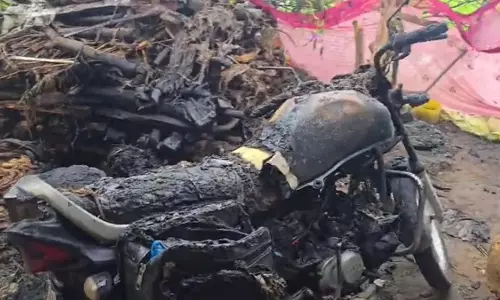 तीन बाइक जलकर खाक, इलाके में हड़कंप और आक्रोश तीन बाइक जलकर खाक, इलाके में हड़कंप और आक्रोश