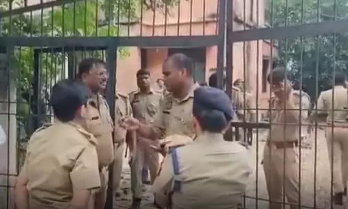 पुलिसकर्मी पति फूट-फूटकर रोया, कहा- छुट्टी मिल जाती तो पत्नी आज जिंदा होती पुलिसकर्मी पति फूट-फूटकर रोया, कहा- छुट्टी मिल जाती तो पत्नी आज जिंदा होती