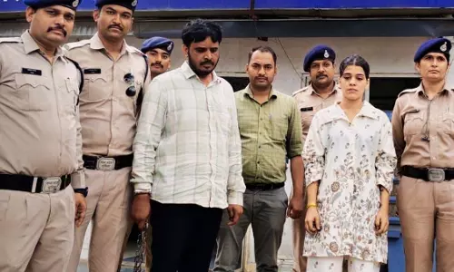 प्रेमिका के सामने हुआ अपमान! Entry को लेकर विवाद, चौकीदार पर चढ़ाई कार