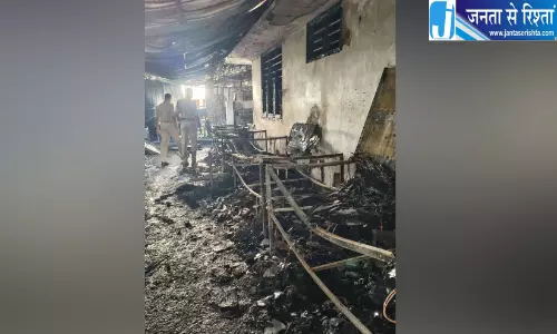टीवी रिपेयर शॉप में लगी भीषण आग, इन्वर्टर और सोलर बैटरी में धमाके से फैली लपटें