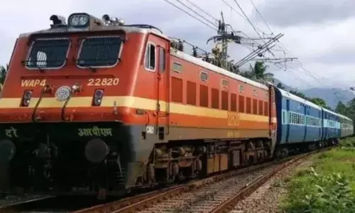 मुंबई-लखनऊ एक्सप्रेस में महिला की बिगड़ी तबीयत, फर्रुखाबाद में उतारने के बाद अस्पताल में मौत मुंबई-लखनऊ एक्सप्रेस में महिला की बिगड़ी तबीयत, फर्रुखाबाद में उतारने के बाद अस्पताल में मौत