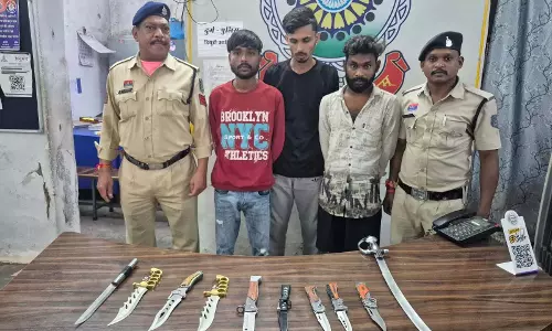 धारदार हथियार लेकर घूम रहे 5 आरोपी गिरफ्तार, 10 हथियार जब्त धारदार हथियार लेकर घूम रहे 5 आरोपी गिरफ्तार, 10 हथियार जब्त