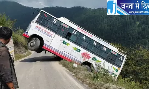 चंबा में खाई की ओर हवा में झूली निजी बस, बाल-बाल बची बड़ी दुर्घटना; चालक-परिचालक सुरक्षित