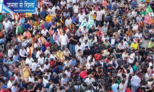 लालबाग बचाने सड़क पर उतरे लोग लालबाग बचाने सड़क पर उतरे लोग