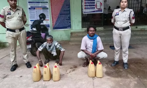 2 शराब कोचिए गिरफ्तार, भेजे गए जेल 2 शराब कोचिए गिरफ्तार, भेजे गए जेल