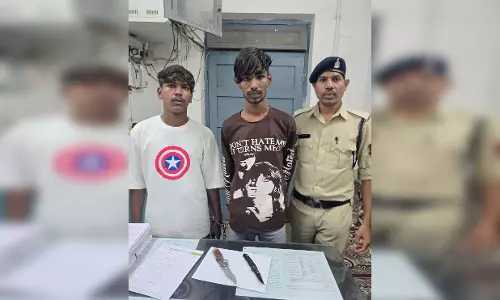 रायपुर में चाकू लहराकर फैला रहे थे डर, पुलिस ने दबोचा रायपुर में चाकू लहराकर फैला रहे थे डर, पुलिस ने दबोचा