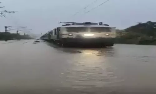 बारिश का ऐसा तांडव...रेलवे ट्रैक पर 3 फीट पानी भरा, कर्मचारी पानी में दिखे