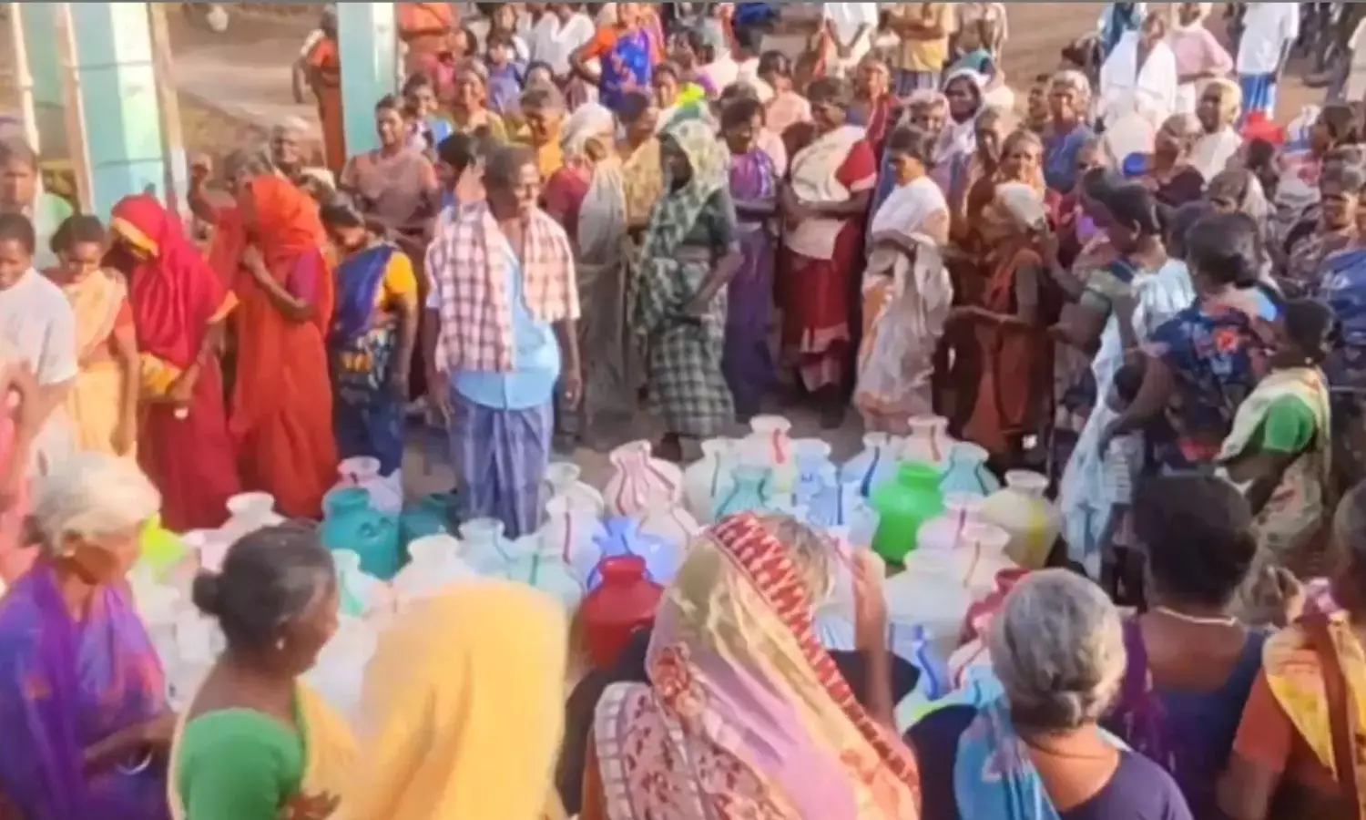 Tamil Nadu: रामनाथपुरम में ग्रामीणों ने खाली बर्तनों के साथ पीने के पानी की मांग की