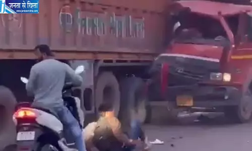 हाईवे पर ट्रकों की टक्कर ड्राइवर गंभीर घायल हाईवे पर ट्रकों की टक्कर ड्राइवर गंभीर घायल