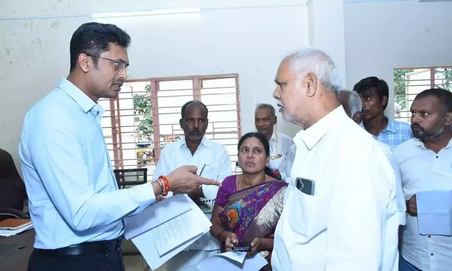 कलेक्टर श्याम प्रसाद ने SIR वोटर वेरिफिकेशन अभियान का निरीक्षण किया कलेक्टर श्याम प्रसाद ने SIR वोटर वेरिफिकेशन अभियान का निरीक्षण किया