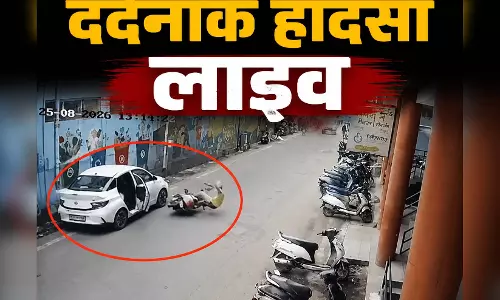 बाप रे! सड़क किनारे खड़ी कार बनी मौत की वजह, बिना देखे खोला दरवाजा बाप रे! सड़क किनारे खड़ी कार बनी मौत की वजह, बिना देखे खोला दरवाजा