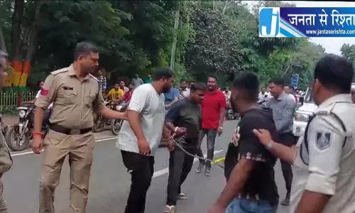 ट्रैक्टर शोरूम संचालक हत्याकांड में 7 आरोपी गिरफ्तार, पुलिस ने निकाला जुलूस ट्रैक्टर शोरूम संचालक हत्याकांड में 7 आरोपी गिरफ्तार, पुलिस ने निकाला जुलूस