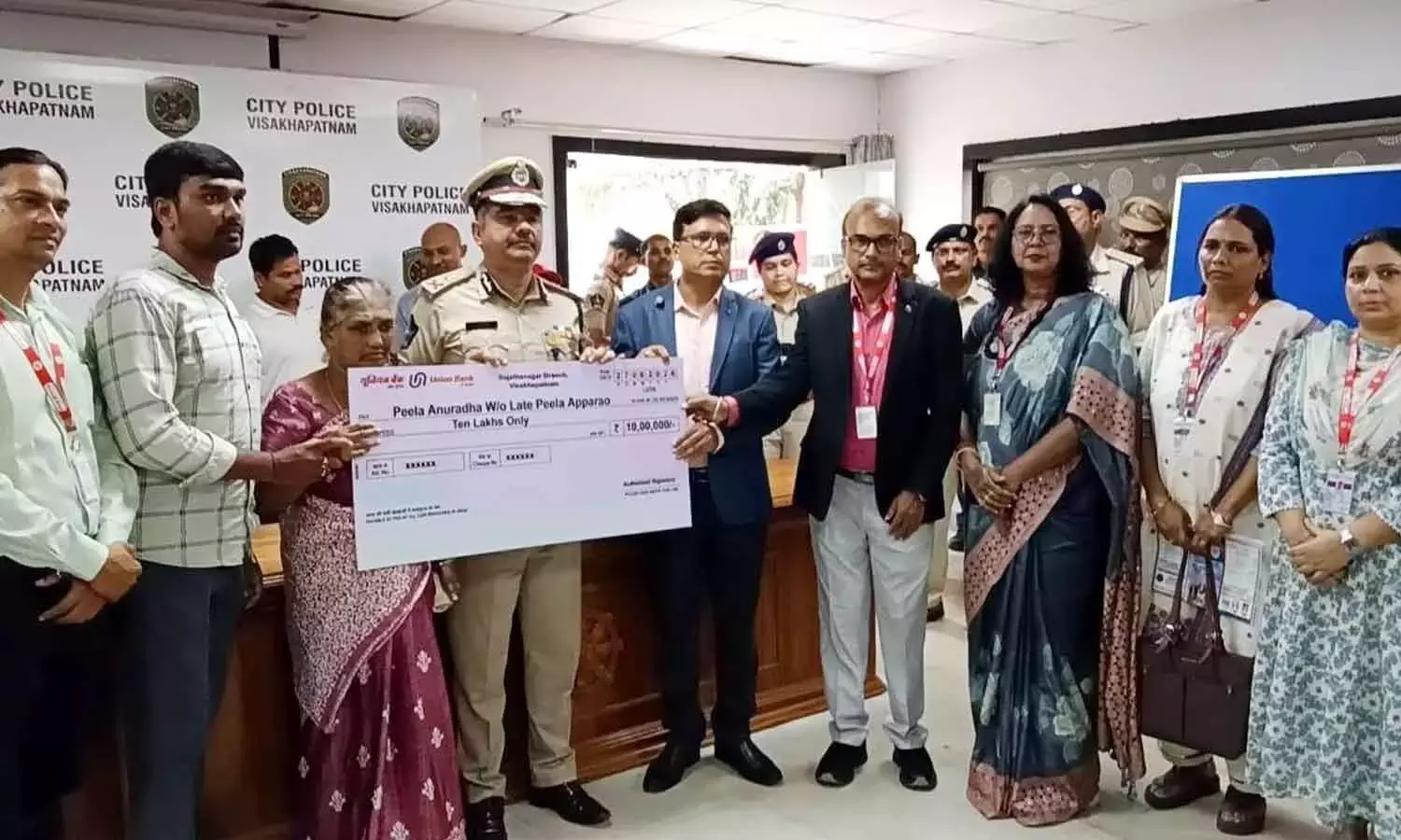 यूनियन बैंक ऑफ़ इंडिया ने दिवंगत पुलिसकर्मियों के परिवारों को डेथ क्लेम सेटलमेंट सौंपा यूनियन बैंक ऑफ़ इंडिया ने दिवंगत पुलिसकर्मियों के परिवारों को डेथ क्लेम सेटलमेंट सौंपा