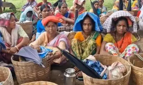 Assam: काम बंद होने से सेकोनी चाय बागान के मजदूर परेशान Assam: काम बंद होने से सेकोनी चाय बागान के मजदूर परेशान