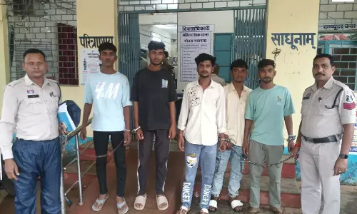 देर रात राहगीर को घेरा, मारपीट कर मोबाइल-नगदी लूटी; 5 आरोपी गिरफ्तार देर रात राहगीर को घेरा, मारपीट कर मोबाइल-नगदी लूटी; 5 आरोपी गिरफ्तार