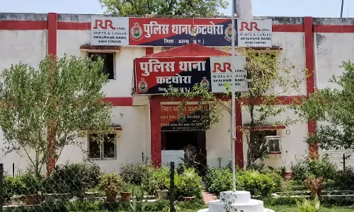 CG: कार में युवती को देख भड़की पत्नी, विवाद में पति की उंगली काटी