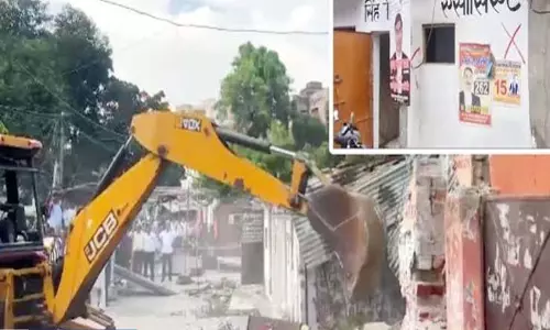 कचहरी रोड पर गरजा बुलडोजर वकीलों के अवैध चैंबरों पर कार्रवाई