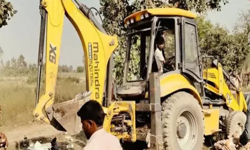 संभल में अवैध निर्माण पर कार्रवाई मजार को बुलडोजर से हटाया गया संभल में अवैध निर्माण पर कार्रवाई मजार को बुलडोजर से हटाया गया