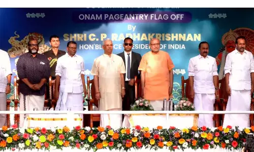 उपराष्ट्रपति राधाकृष्णन ने ओणम शोभायात्रा को दिखाई हरी झंडी उपराष्ट्रपति राधाकृष्णन ने ओणम शोभायात्रा को दिखाई हरी झंडी