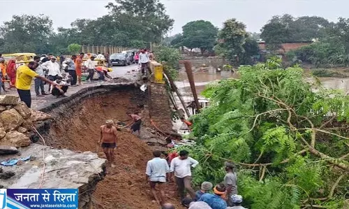 उफनती मंदाकिनी में फंसे सैकड़ों लोग सेना ने संभाला मोर्चा उफनती मंदाकिनी में फंसे सैकड़ों लोग सेना ने संभाला मोर्चा