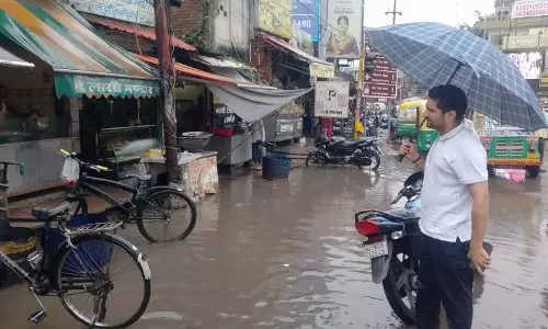 वाराणसी में जलभराव से निपटने के लिए लगाए गए पंप वाराणसी में जलभराव से निपटने के लिए लगाए गए पंप