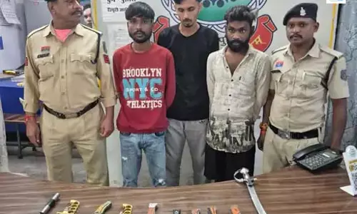 रातभर पुलिस की दबिश, 5 आरोपी गिरफ्त में; चाकू-तलवार का जखीरा बरामद रातभर पुलिस की दबिश, 5 आरोपी गिरफ्त में; चाकू-तलवार का जखीरा बरामद