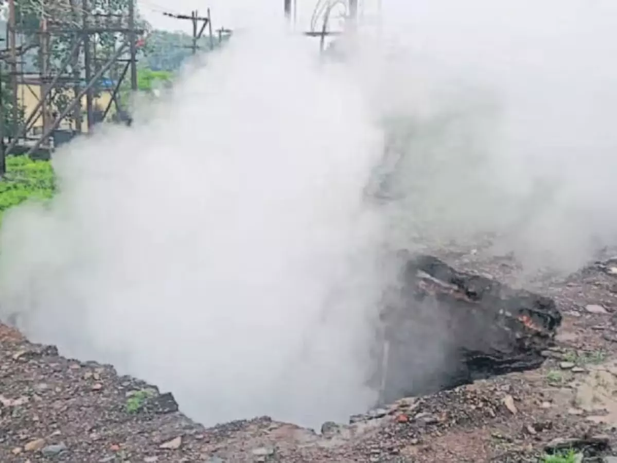 दो जगह धंसी जमीन गैस रिसाव से दहशत दो जगह धंसी जमीन गैस रिसाव से दहशत