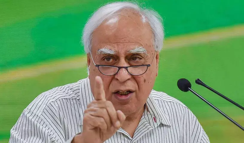 Delhi विदेशी मंचों के बयान पर सिब्बल का निशाना Delhi विदेशी मंचों के बयान पर सिब्बल का निशाना