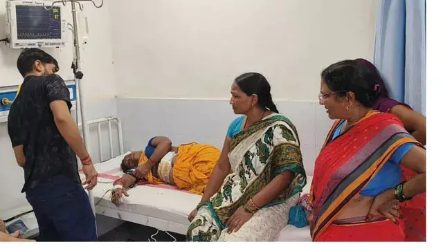 मामूली विवाद में पड़ोसी ने महिला दुकानदार के पेट में घोंपा चाकू, आरोपी हिरासत में मामूली विवाद में पड़ोसी ने महिला दुकानदार के पेट में घोंपा चाकू, आरोपी हिरासत में