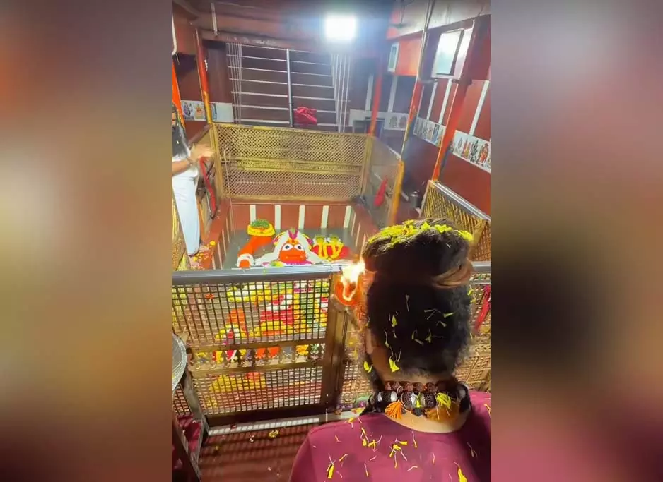 गंगा के बढ़ते जलस्तर के बीच बड़े हनुमान मंदिर के गर्भगृह में पहुंचा पानी, बजरंगबली का हुआ प्राकृतिक जलाभिषेक गंगा के बढ़ते जलस्तर के बीच बड़े हनुमान मंदिर के गर्भगृह में पहुंचा पानी, बजरंगबली का हुआ प्राकृतिक जलाभिषेक