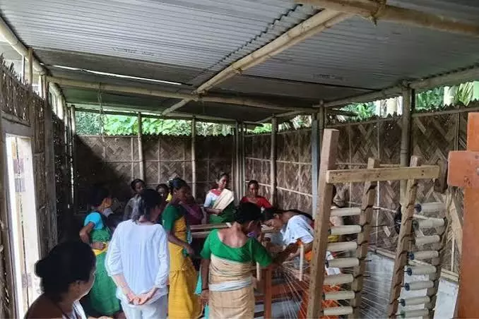 Assam: आधुनिक वार्पिंग ड्रम तकनीक से महिला बुनकरों को बड़ी मदद Assam: आधुनिक वार्पिंग ड्रम तकनीक से महिला बुनकरों को बड़ी मदद