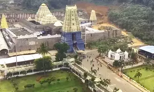 Andhra: सिंहाचलम मंदिर में तीन लोग सस्पेंड किए गए Andhra: सिंहाचलम मंदिर में तीन लोग सस्पेंड किए गए