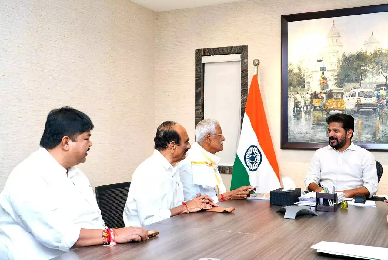 तेलंगाना कार्यकर्ताओं की पहचान और कल्याणकारी उपायों में तेज़ी लाएं: अधिकारियों से रेवंत तेलंगाना कार्यकर्ताओं की पहचान और कल्याणकारी उपायों में तेज़ी लाएं: अधिकारियों से रेवंत