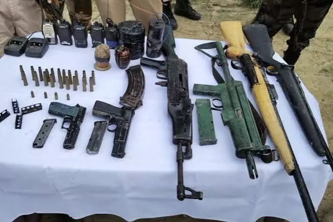 Manipur: 36 घंटे के ऑपरेशन में 9 गिरफ्तार, हथियार व हेरोइन जब्त Manipur: 36 घंटे के ऑपरेशन में 9 गिरफ्तार, हथियार व हेरोइन जब्त