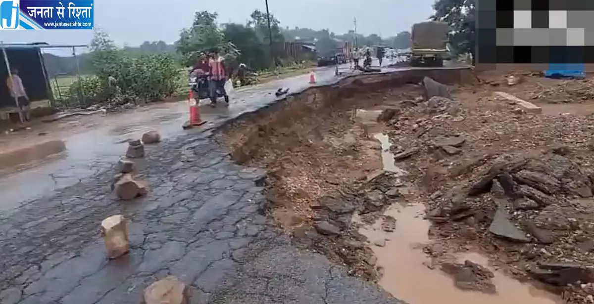 सतना में भारी बारिश से बाढ़ जैसे हालात, पुल पर बह रहा पानी सतना में भारी बारिश से बाढ़ जैसे हालात, पुल पर बह रहा पानी