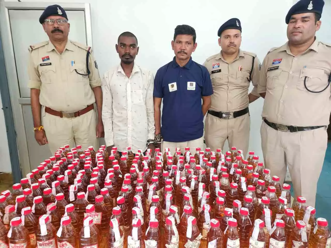 शराब तस्करों पर पुलिस की बड़ी चोट, 220 पाव अवैध शराब और बिना नंबर की स्कूटी के साथ दो गिरफ्तार शराब तस्करों पर पुलिस की बड़ी चोट, 220 पाव अवैध शराब और बिना नंबर की स्कूटी के साथ दो गिरफ्तार