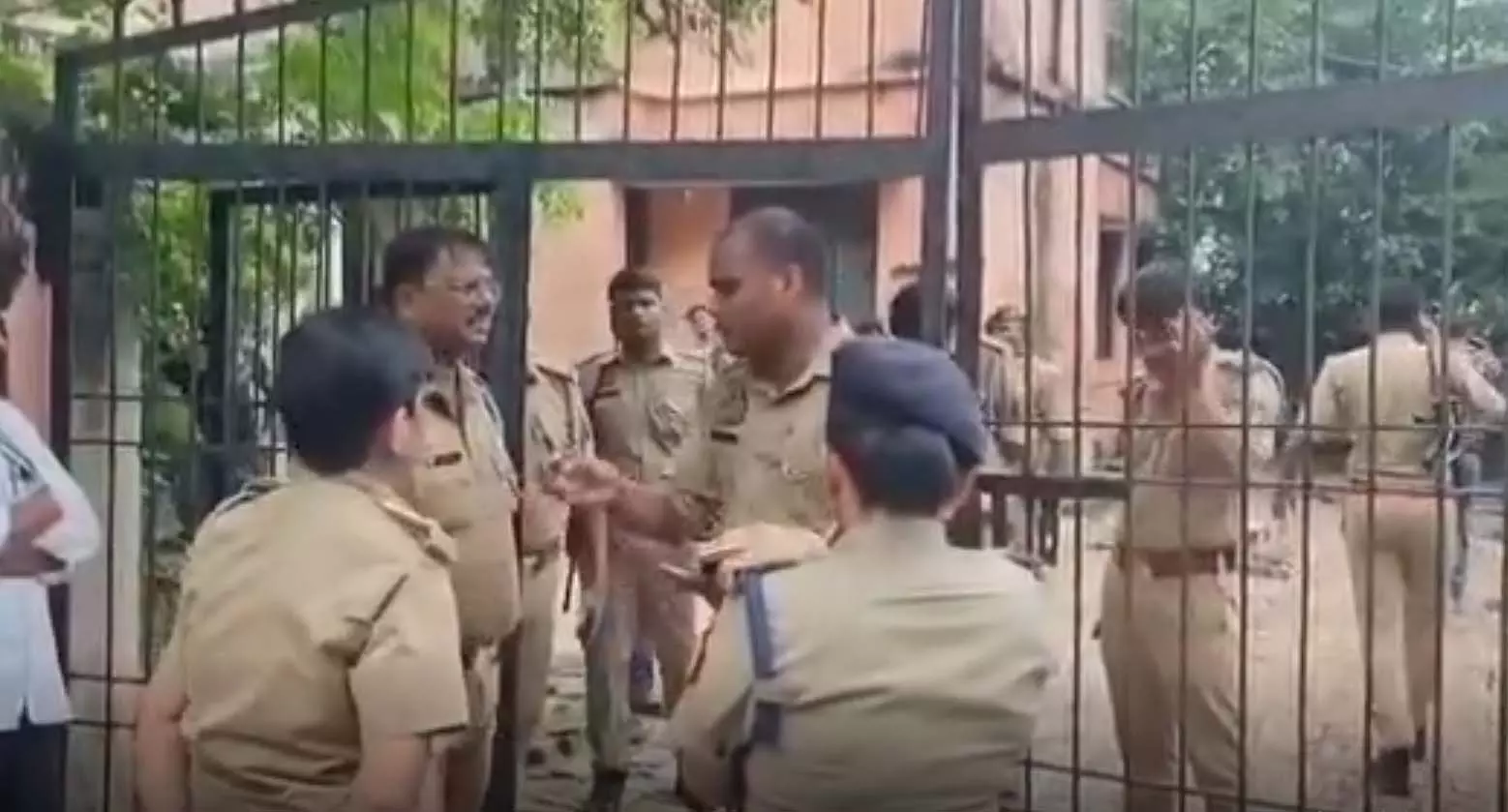 पुलिसकर्मी पति फूट-फूटकर रोया, कहा- छुट्टी मिल जाती तो पत्नी आज जिंदा होती पुलिसकर्मी पति फूट-फूटकर रोया, कहा- छुट्टी मिल जाती तो पत्नी आज जिंदा होती