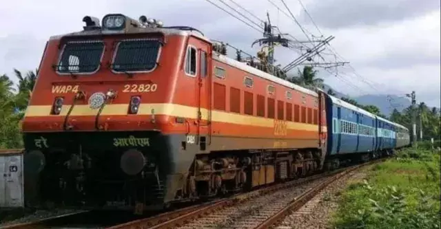 मुंबई-लखनऊ एक्सप्रेस में महिला की बिगड़ी तबीयत, फर्रुखाबाद में उतारने के बाद अस्पताल में मौत मुंबई-लखनऊ एक्सप्रेस में महिला की बिगड़ी तबीयत, फर्रुखाबाद में उतारने के बाद अस्पताल में मौत
