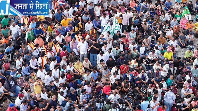 लालबाग बचाने सड़क पर उतरे लोग लालबाग बचाने सड़क पर उतरे लोग