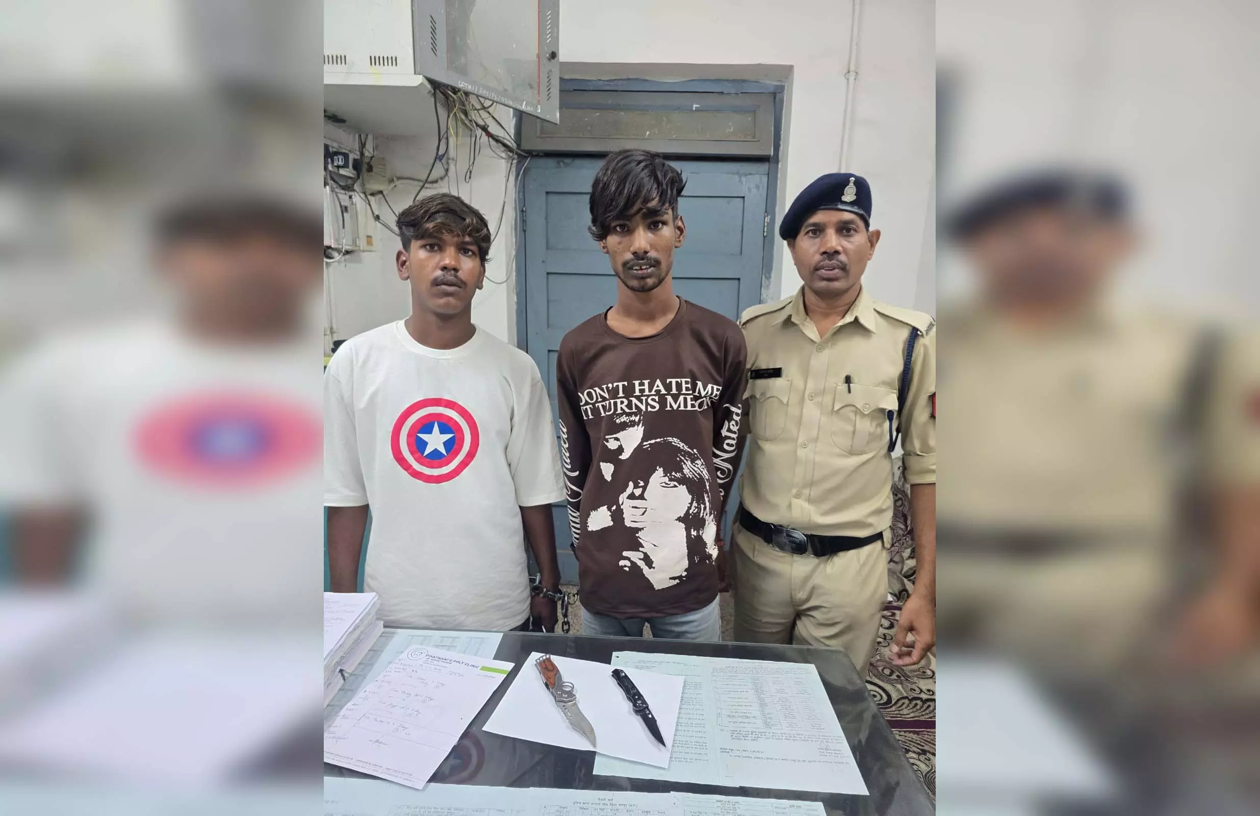 रायपुर में चाकू लहराकर फैला रहे थे डर, पुलिस ने दबोचा रायपुर में चाकू लहराकर फैला रहे थे डर, पुलिस ने दबोचा