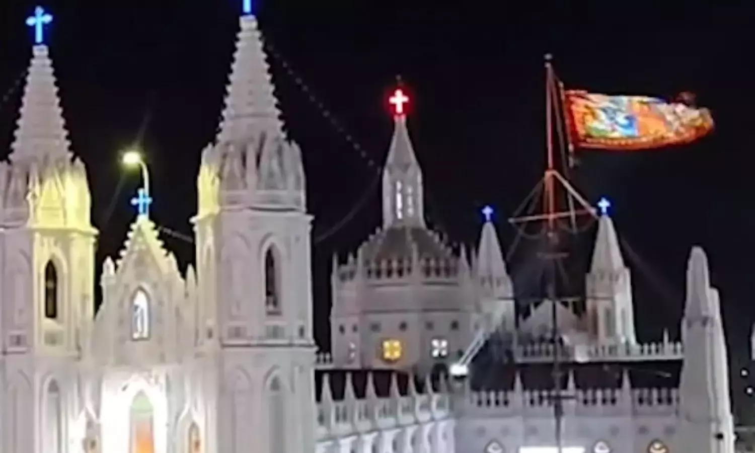 Tamil Nadu: वेलंकन्नी बेसिलिका का सालाना उत्सव भव्य ध्वजारोहण समारोह के साथ शुरू हुआ Tamil Nadu: वेलंकन्नी बेसिलिका का सालाना उत्सव भव्य ध्वजारोहण समारोह के साथ शुरू हुआ