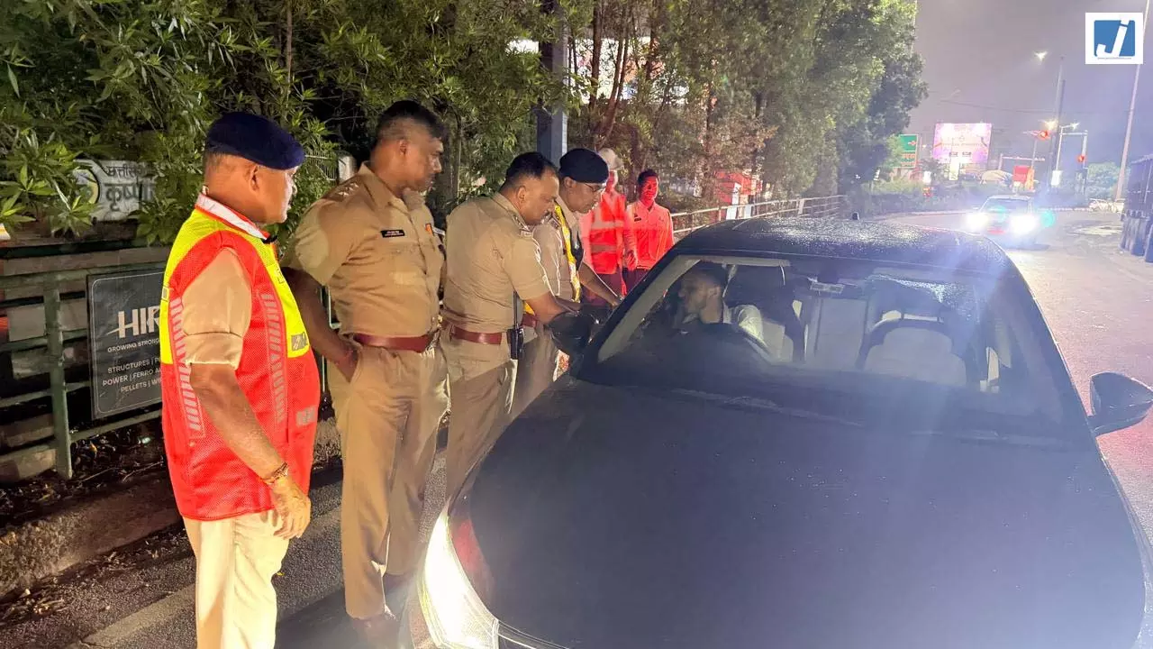 नशे में वाहन चलाने वालों पर बड़ी कार्रवाई, एक रात में पुलिस ने 62 चालकों को पकड़ा नशे में वाहन चलाने वालों पर बड़ी कार्रवाई, एक रात में पुलिस ने 62 चालकों को पकड़ा