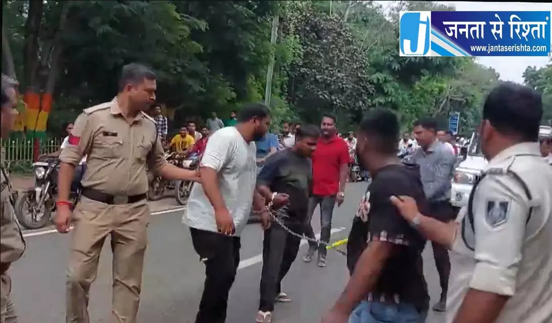 ट्रैक्टर शोरूम संचालक हत्याकांड में 7 आरोपी गिरफ्तार, पुलिस ने निकाला जुलूस ट्रैक्टर शोरूम संचालक हत्याकांड में 7 आरोपी गिरफ्तार, पुलिस ने निकाला जुलूस