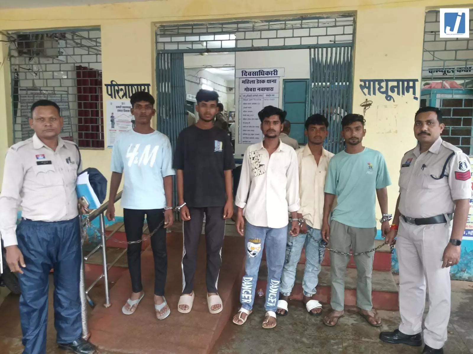 देर रात राहगीर को घेरा, मारपीट कर मोबाइल-नगदी लूटी; 5 आरोपी गिरफ्तार देर रात राहगीर को घेरा, मारपीट कर मोबाइल-नगदी लूटी; 5 आरोपी गिरफ्तार